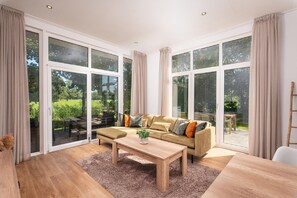 Smart TV - Lakeside Family Escape (Zuna)