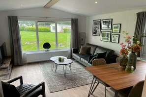 Smart TV - Comfort chalet on a recreational lake (Lathum)