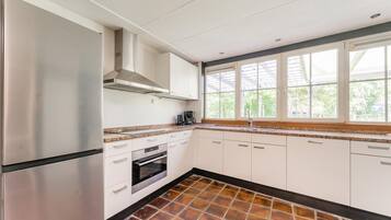 Een koelkast, een kookplaat, een vaatwasser