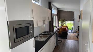 Réfrigérateur, micro-ondes, plaque de cuisson, lave-vaisselle