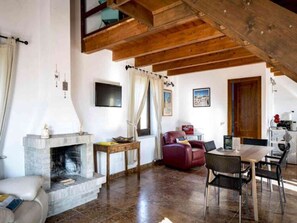 TV, fireplace - Charming Retreat in San Savino (Ascoli Piceno)