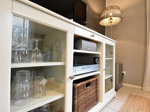 Kühlschrank, Mikrowelle, Herdplatte, Geschirrspüler