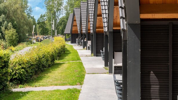 Een rij moderne gebouwen met een pad er naartoe.
