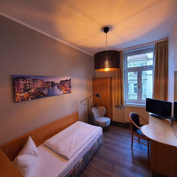 1 bedroom, desk, WiFi, bed sheets