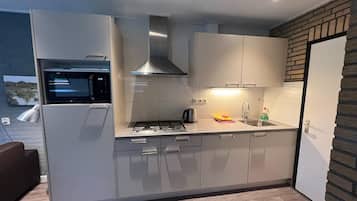 Kühlschrank, Mikrowelle, Herdplatte, Geschirrspüler