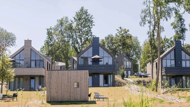 Een moderne woonwijk met meerdere huizen, elk met een eigen architectuur.