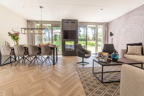 Smart TV, fireplace - Luxury Villa with inner pool (Maastricht)