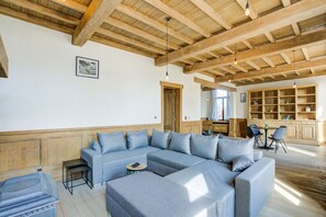 Smart TV, lareira, mesa de pingue-pongue