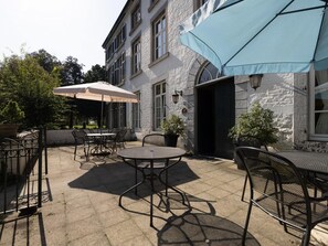 Outdoor dining - Cozy Apartment in a 16th Century Castle (Aywaille)