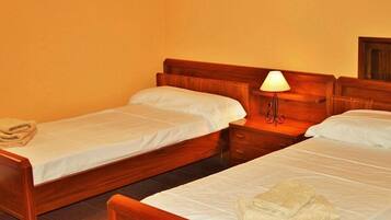 6 slaapkamers, een strijkplank/strijkijzer, wifi