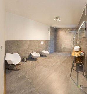 Chuveiro, secador de cabelo, bidê, toalhas de banho