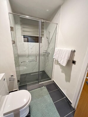 Shower, towels - Park Apartments D-plus One bed+Living room - Cantonments  (Accra)