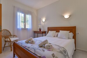 3 bedrooms, iron/ironing board, free WiFi, bed sheets