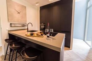 Fridge, microwave, stovetop, dishwasher