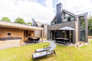 Outdoor dining - Superb wellness villa with a view (Maastricht)