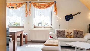 Fernseher, Kamin, DVD-Player