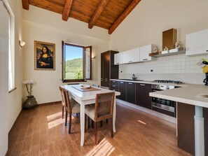 Fridge, microwave, oven, stovetop - Villa in Piandimeleto with Pool & Sauna (Piandimeleto)