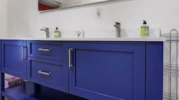 Studiosuite – deluxe | Bad | Dusj, regndusjhode og håndklær