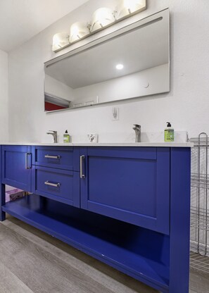 Deluxe Studio Suite | Bathroom | Shower, rainfall showerhead, towels