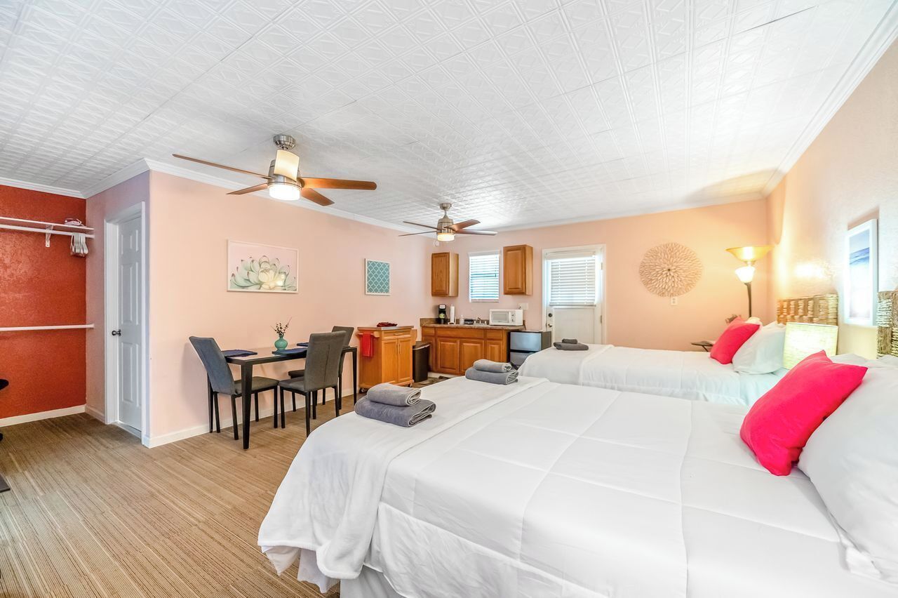 Studio | Laptop workspace, free WiFi