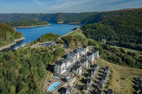 Havre pittoresque au bord du lac Eifel