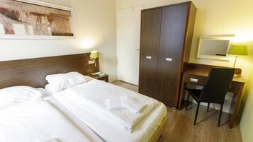 3 bedrooms, free Internet, bed sheets