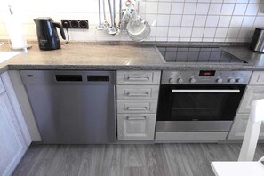 Kjøleskap, ovn, kokeplater og oppvaskmaskin