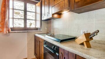 Frigorifero, forno, macchina per tè/caffè, tavolo da pranzo