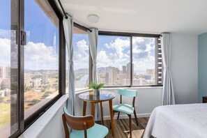 WiFi, wheelchair access - Remodeled Awesome View Waikiki Studio with Full Kitchen (Honolulu)