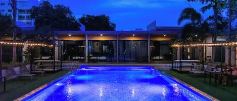 Una piscina al aire libre, cabañas de piscina gratuitas, sombrillas