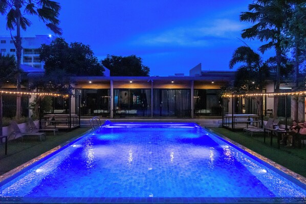 屋外プール、営業時間 7:00 ～ 22:00、カバナ (無料)、プール パラソル