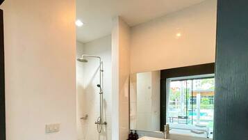 Dusche, Regendusche, kostenlose Toilettenartikel, Haartrockner