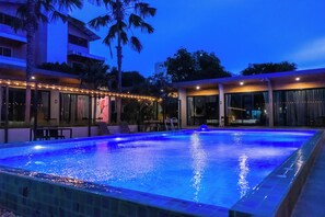 屋外プール、営業時間 7:00 ～ 22:00、カバナ (無料)、プール パラソル