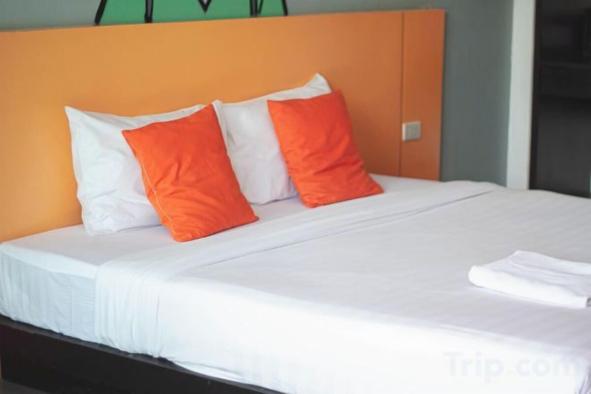 Desk, laptop workspace, blackout curtains, rollaway beds