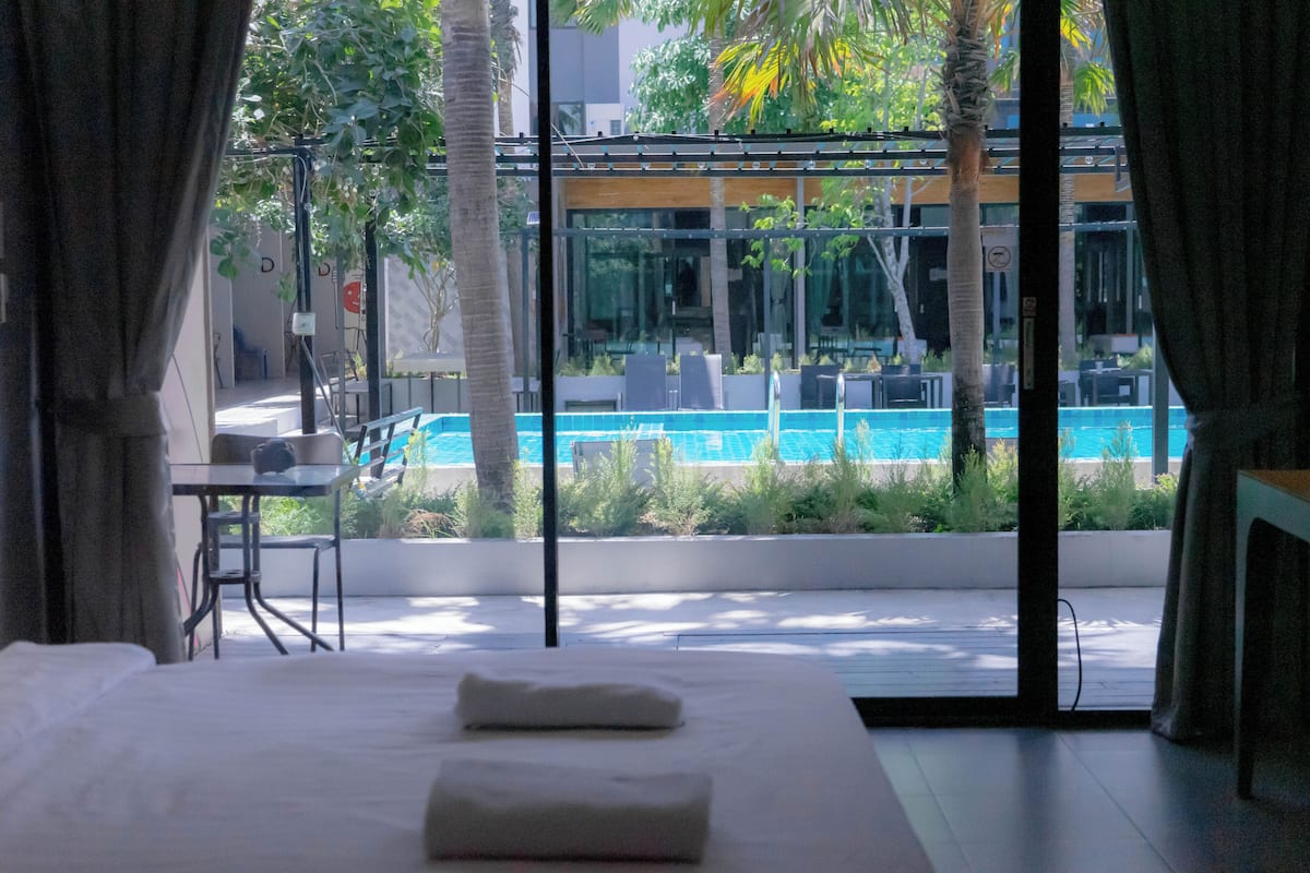 Deluxe Double Room with Pool View | Bureau, espace de travail pour ordinateur portable, rideaux occultants