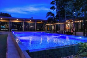 Una piscina al aire libre, cabañas de piscina gratuitas, sombrillas