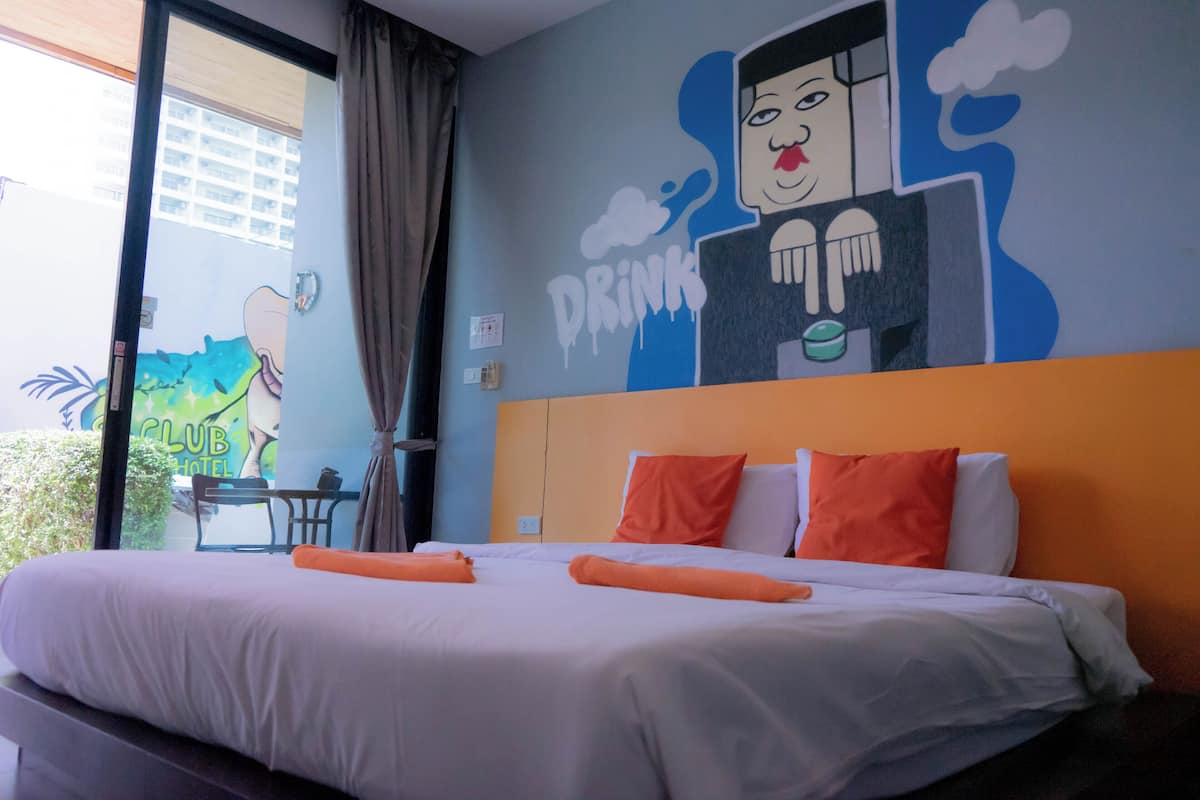 Quarto standard, 1 cama King, para não fumantes, vista para o pátio | Roupas de cama premium, edredons de pluma, camas com colchões pillow-top