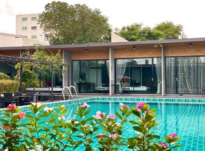 Una piscina al aire libre, cabañas de piscina gratuitas, sombrillas