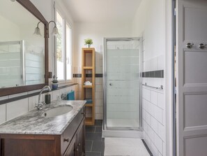 Bathtub, hair dryer