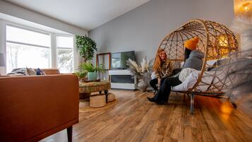 Smart-TV, Kamin, Bücher