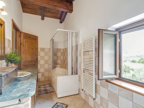 Regadera, tina de hidromasaje, bidet 