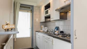 Frigorífico, microondas, placa de cocina y cafetera o tetera