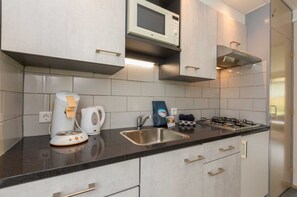 Réfrigérateur, micro-ondes, plaque de cuisson, cafetière/bouilloire