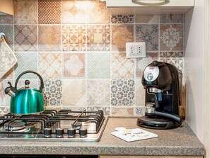 Fridge, oven, stovetop, coffee/tea maker