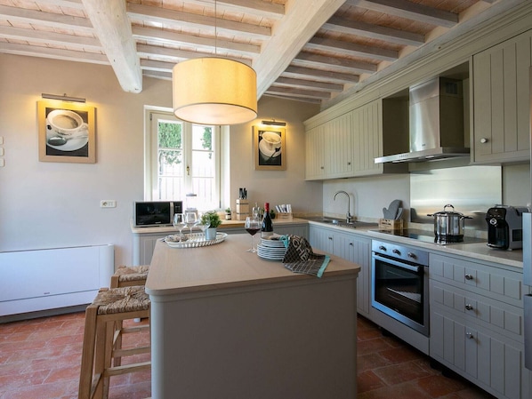 Fridge, oven, stovetop, dishwasher