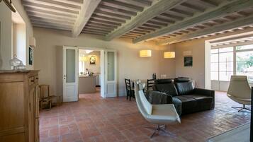 Televisie en een open haard