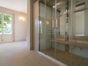 Bathtub, hair dryer - Chic Tuscan Stay with Steam (Cortona)