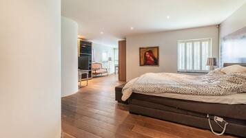 5 bedrooms, free WiFi