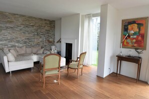 Smart TV, fireplace, offices