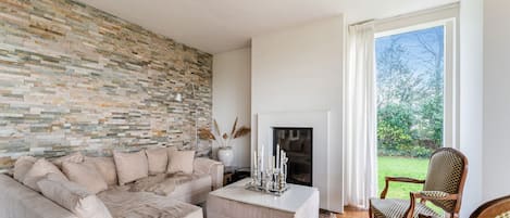 Smart TV, fireplace, offices